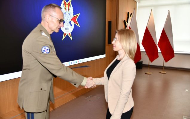 Dyrektor WIM Grzegorz Gielerak ściska dłoń członkowi Rady Naukowej WIM-PIB.