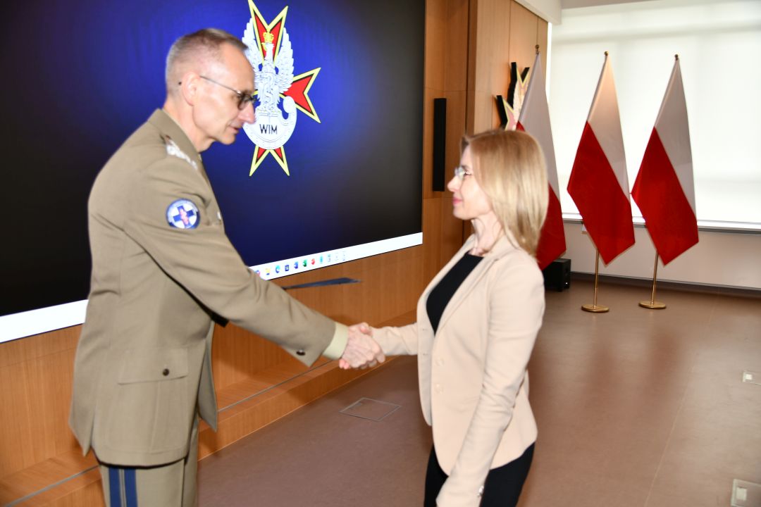 Dyrektor WIM Grzegorz Gielerak ściska dłoń członkowi Rady Naukowej WIM-PIB.