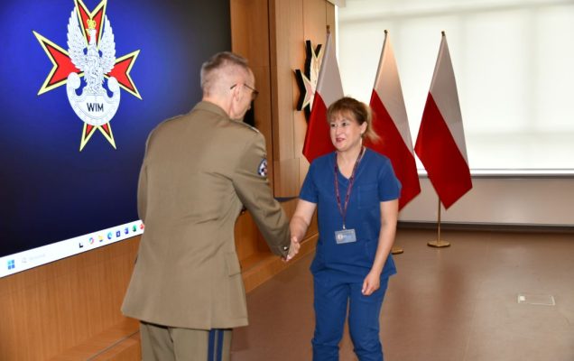 Dyrektor WIM Grzegorz Gielerak ściska dłoń członkowi Rady Naukowej WIM-PIB.