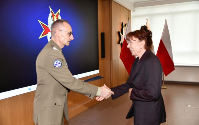 Dyrektor WIM Grzegorz Gielerak ściska dłoń członkowi Rady Naukowej WIM-PIB.