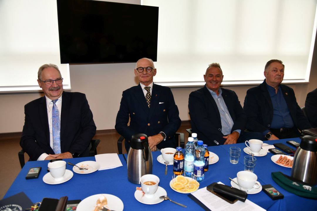 Członkowie Rady Naukowej podczas spotkania przy stole.