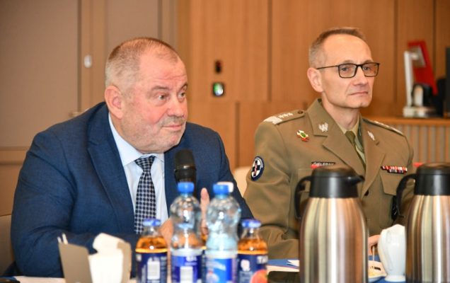 Alojzy Nowak i Grzegorz Gielerak siedzący obok siebie przy stole.