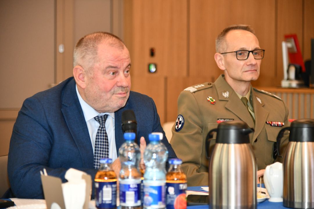 Alojzy Nowak i Grzegorz Gielerak siedzący obok siebie przy stole.