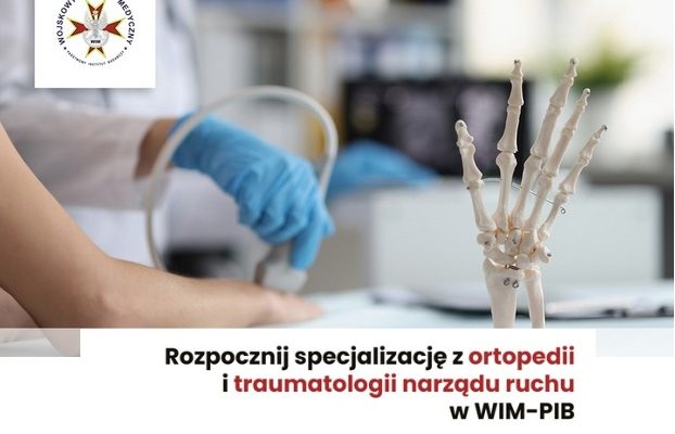 Pracujący lekarz w gabinecie, obok niego model kości ludzkiej dłoni. Napis: Rozpocznij specjalizację z ortopedii i traumatologii narządu ruchu w WIM-PIB. Zapraszamy do kontaktu. Sekretariat Kliniki Ortopedii i Traumatologii WIM-PIB: Telefon: 261 816 514. Kierownik Wydziału Ksztaucenia Podyplomowego Lekarzy: Marta Górecka, telefon: 665 707 536.