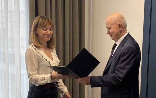 Agnieszka Lipinska-Opałka odbiera dyplom od Profesora Bolesława Kalickiego.