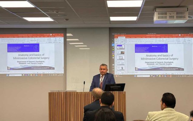 Sala wykładowa. Andrzej Kwiatkowski przy mównicy.