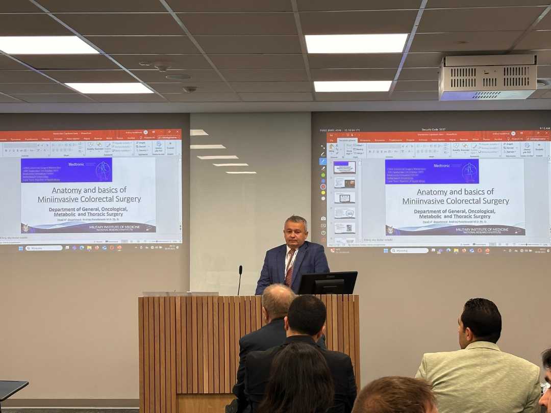 Sala wykładowa. Andrzej Kwiatkowski przy mównicy.