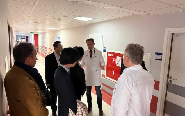 Delegacja z Japonii z lekarzami WIM na korytarzu Kliniki Kardiochirurgii.
