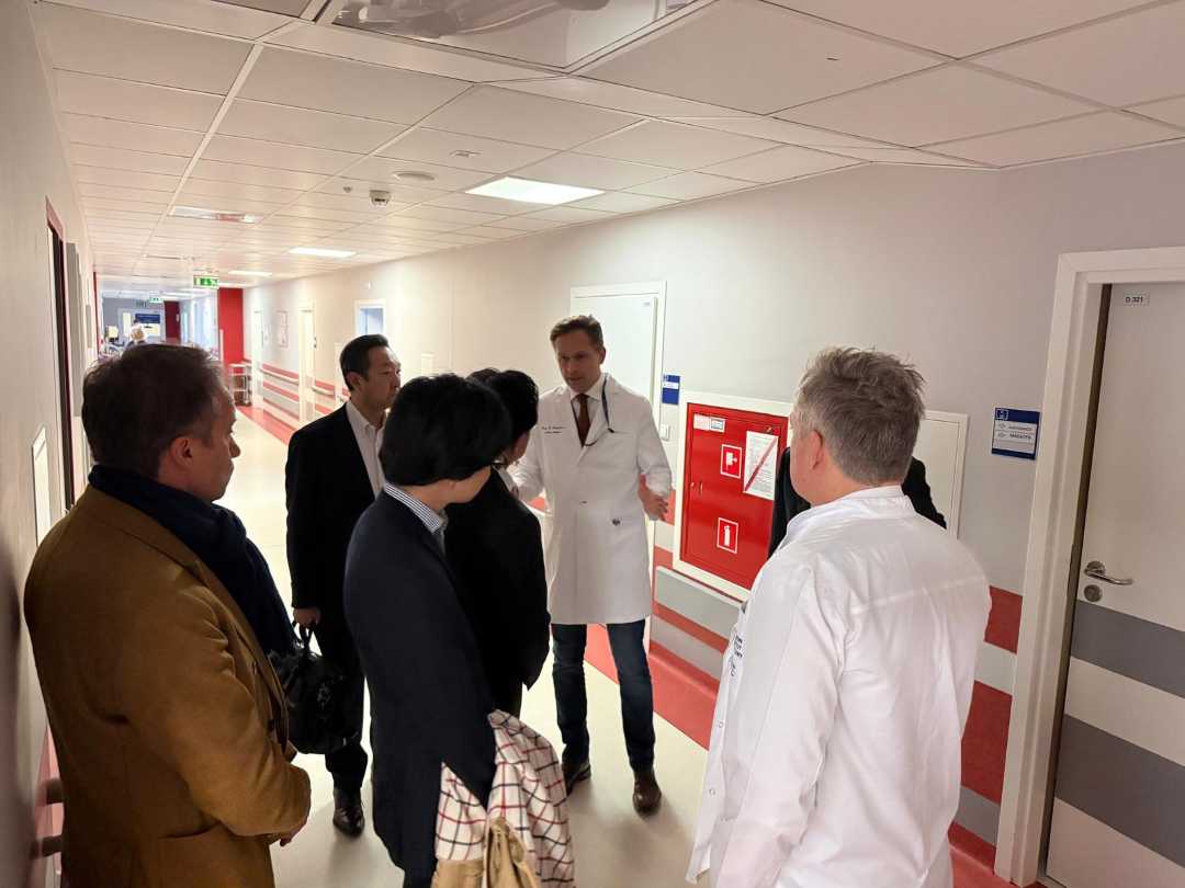 Delegacja z Japonii z lekarzami WIM na korytarzu Kliniki Kardiochirurgii.