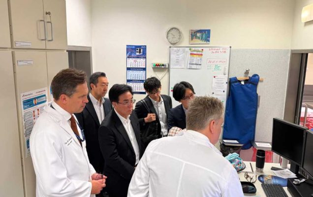 Delegacja z Japonii z lekarzami WIM oglądają pomieszczenia Kliniki Kardiochirurgii.