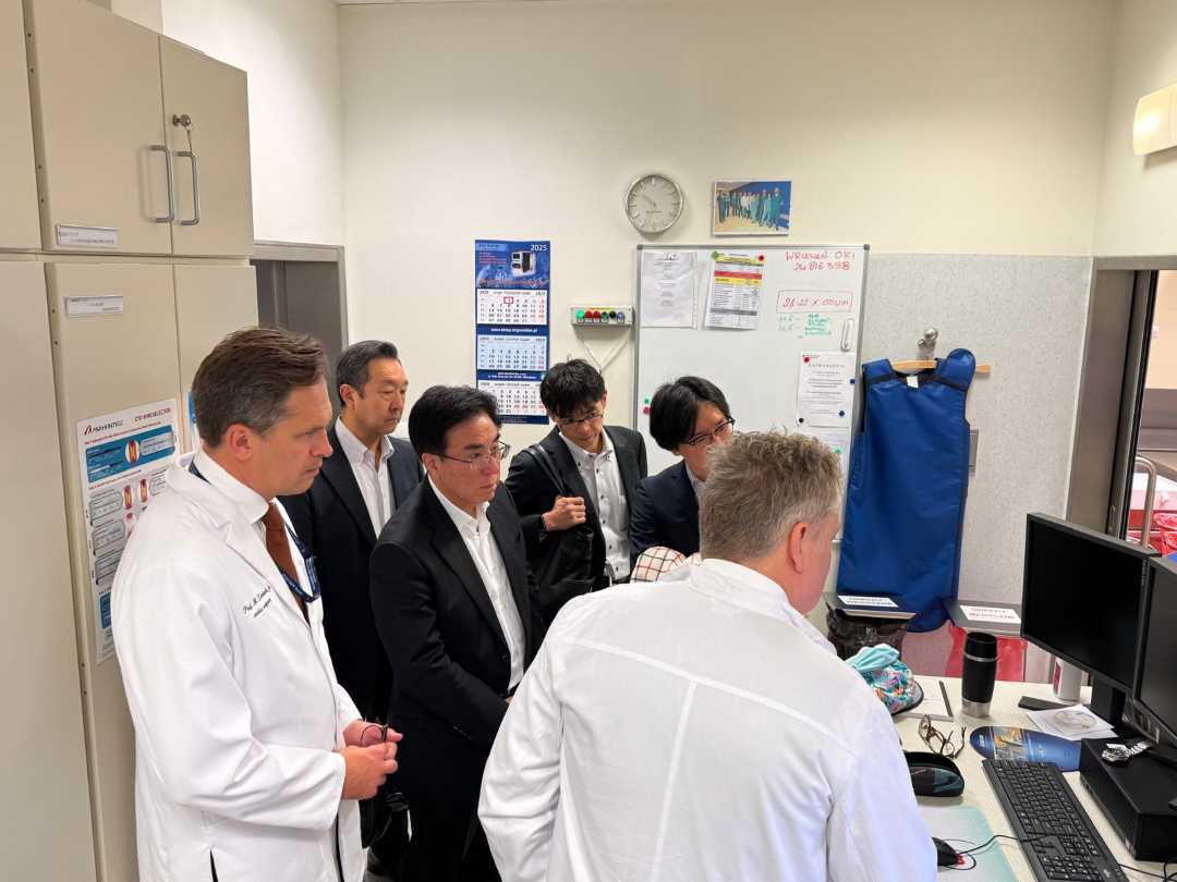 Delegacja z Japonii z lekarzami WIM oglądają pomieszczenia Kliniki Kardiochirurgii.