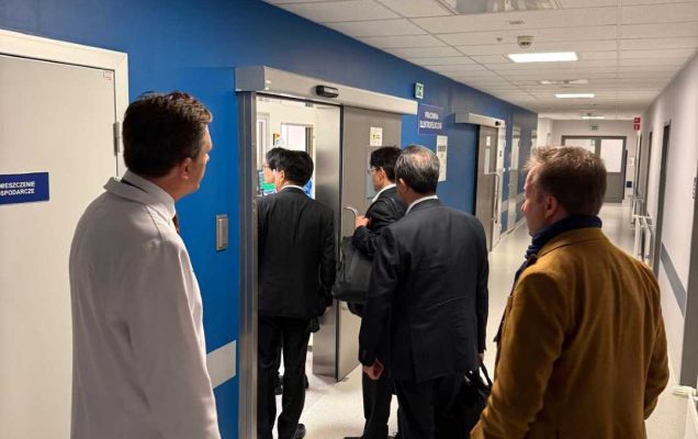 Delegacja z Japonii z lekarzami WIM na korytarzu Kliniki Kardiochirurgii.