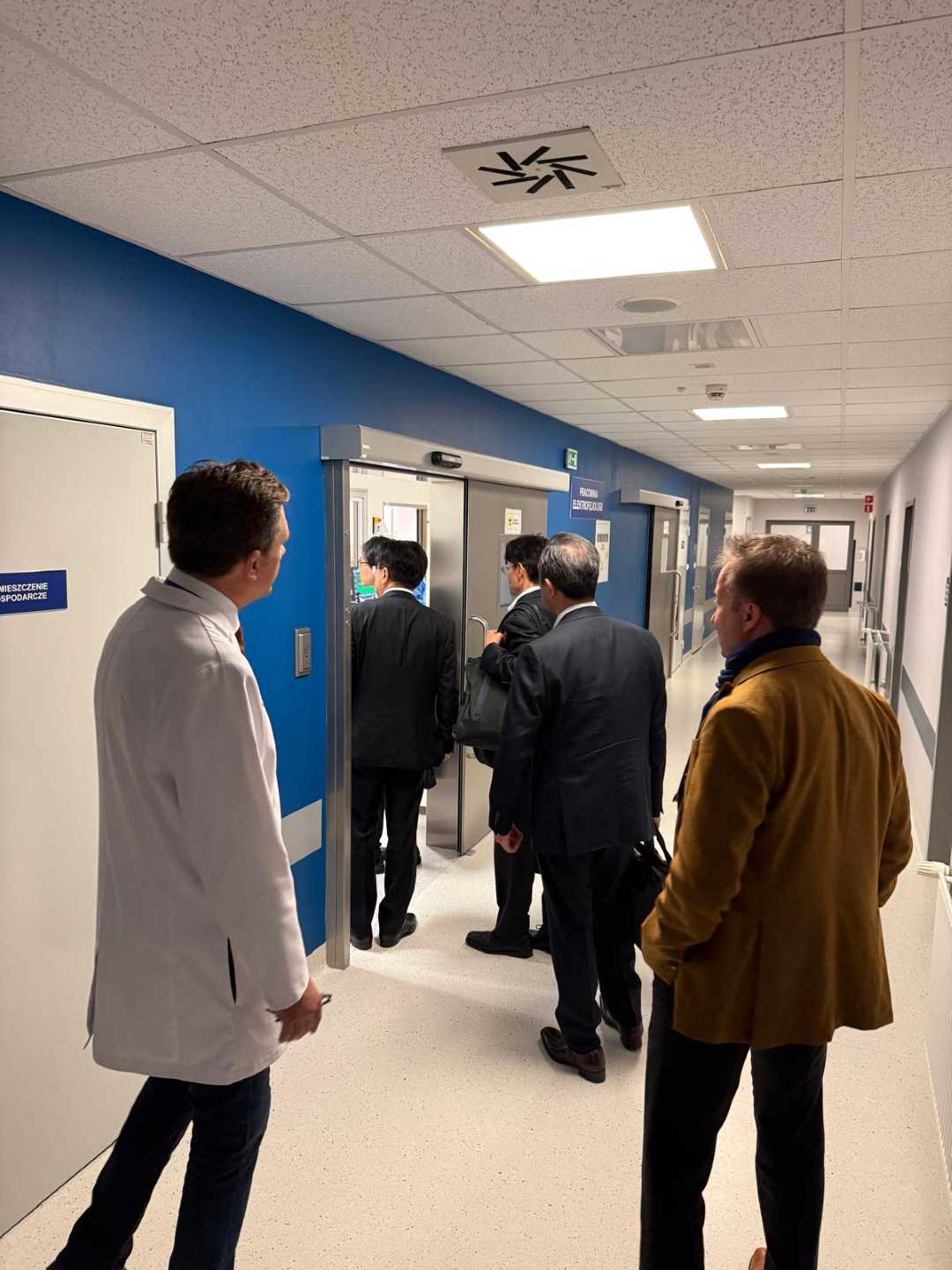 Delegacja z Japonii z lekarzami WIM na korytarzu Kliniki Kardiochirurgii.