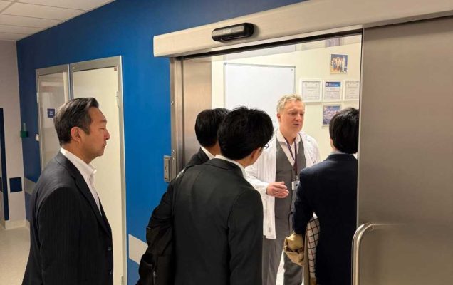 Delegacja z Japonii z lekarzami WIM oglądają pomieszczenia Kliniki Kardiochirurgii.