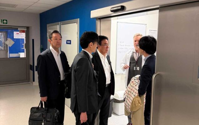 Delegacja z Japonii z lekarzami WIM oglądają pomieszczenia Kliniki Kardiochirurgii.