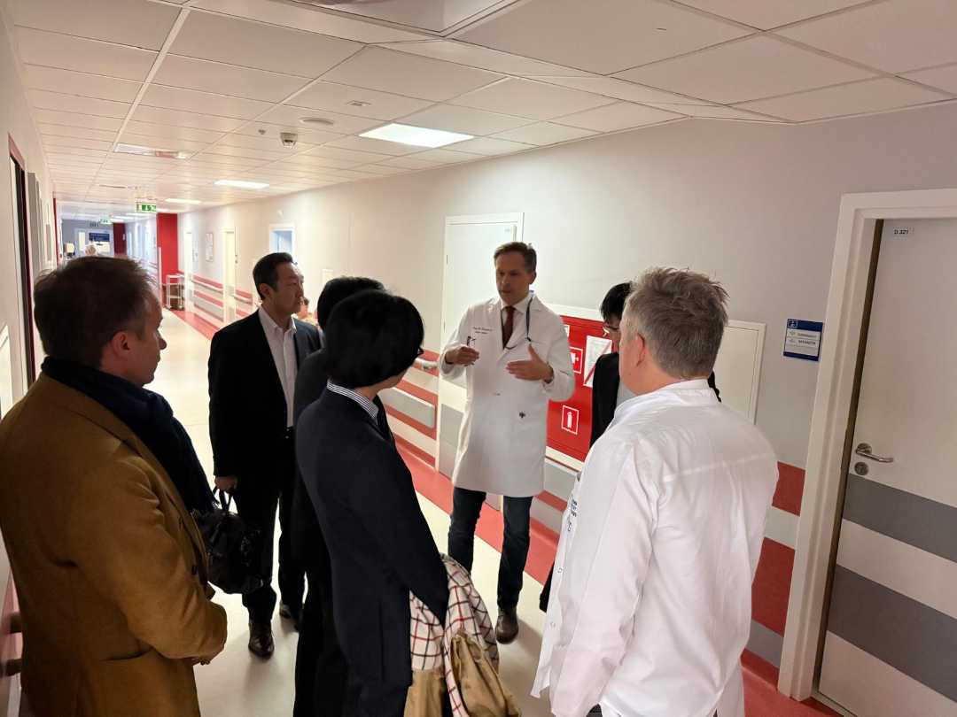 Delegacja z Japonii z lekarzami WIM na korytarzu Kliniki Kardiochirurgii.