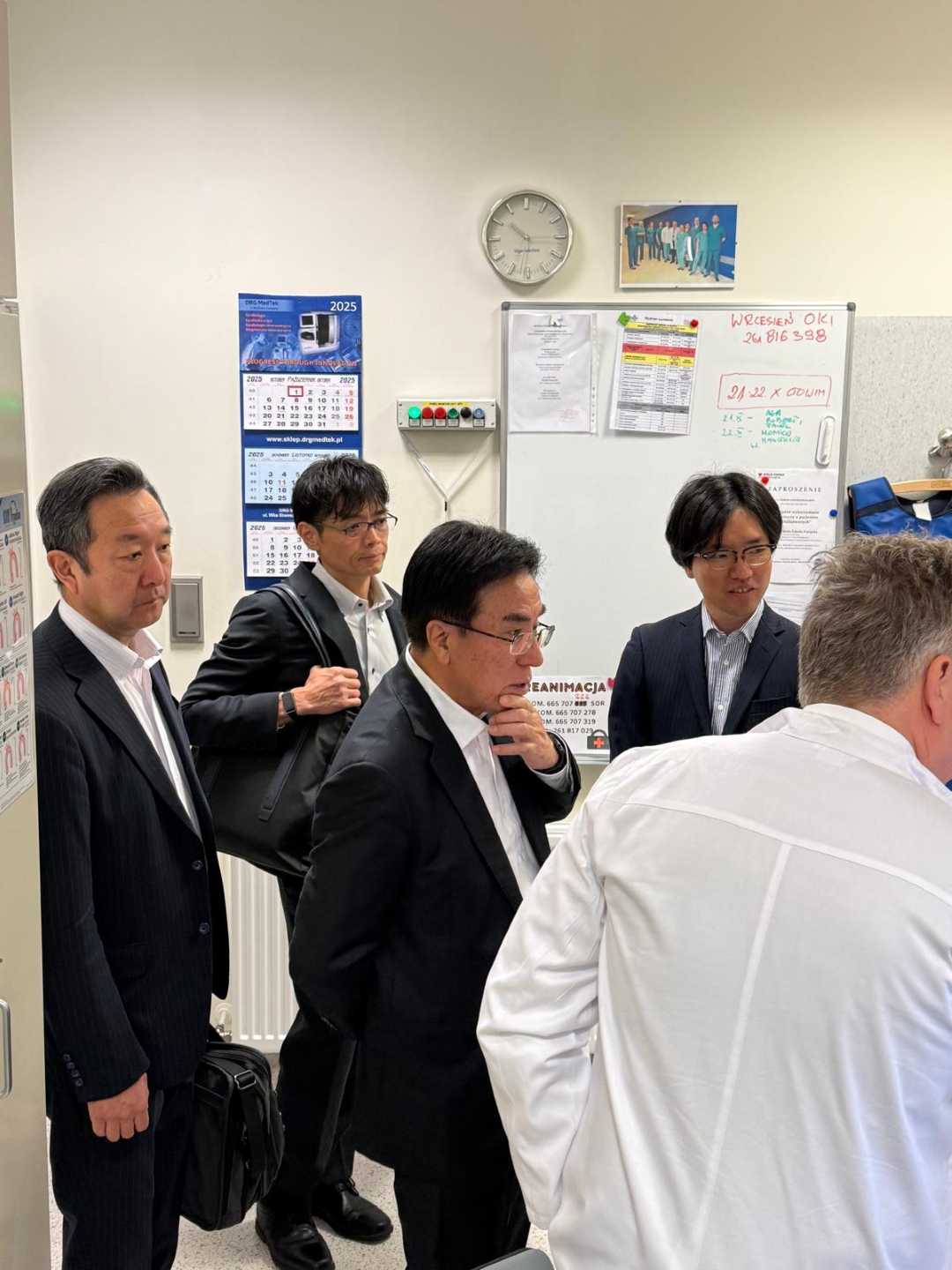 Delegacja z Japonii ogląda sekretariat Kliniki Kardiochirurgii.