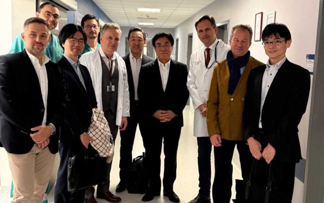 Zdjęcie grupowe delegacji z Japonii z lekarzami WIM na korytarzu szpitalnym.