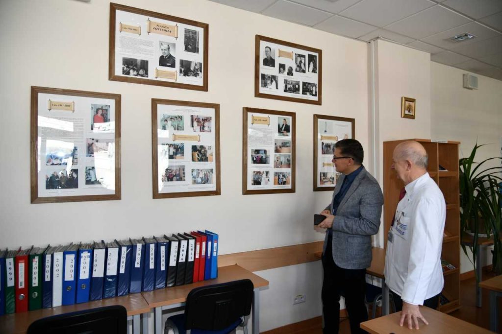 Dyrektor biblioteki UW ogląda z profesorem Bolesławem Kalickim Bibliotekę Naukową WIM.