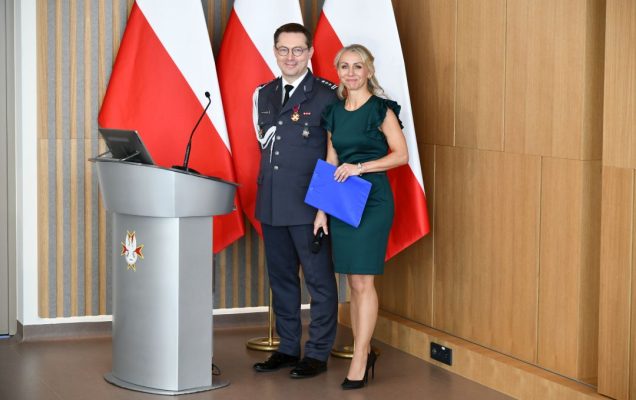 Małgorzata Złotkowska - Główny specjalista ds. komunikacji wewnętrznej WIM-PIB i Paweł Krzesiński na auli WIM podczas uroczystości Inauguracji roku akademickiego 20225/26.
