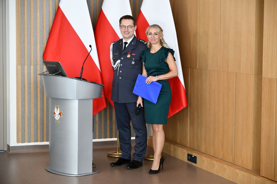 Małgorzata Złotkowska - Główny specjalista ds. komunikacji wewnętrznej WIM-PIB i Paweł Krzesiński na auli WIM podczas uroczystości Inauguracji roku akademickiego 20225/26.