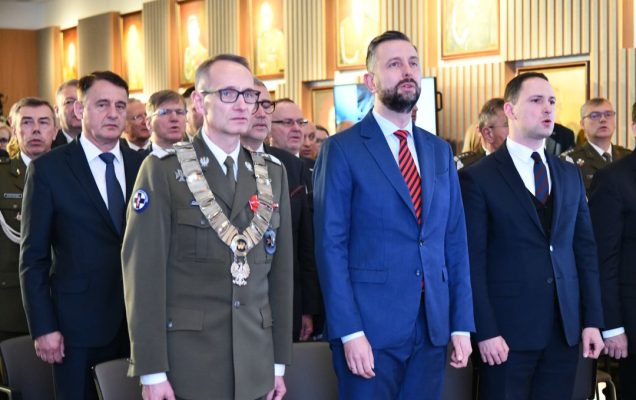 Stojący podczas odegrania hymnu Grzegorz Gielerak i Władysław Kosiniak-Kamysz na auli Wojskowego Instytutu Medycznego.
