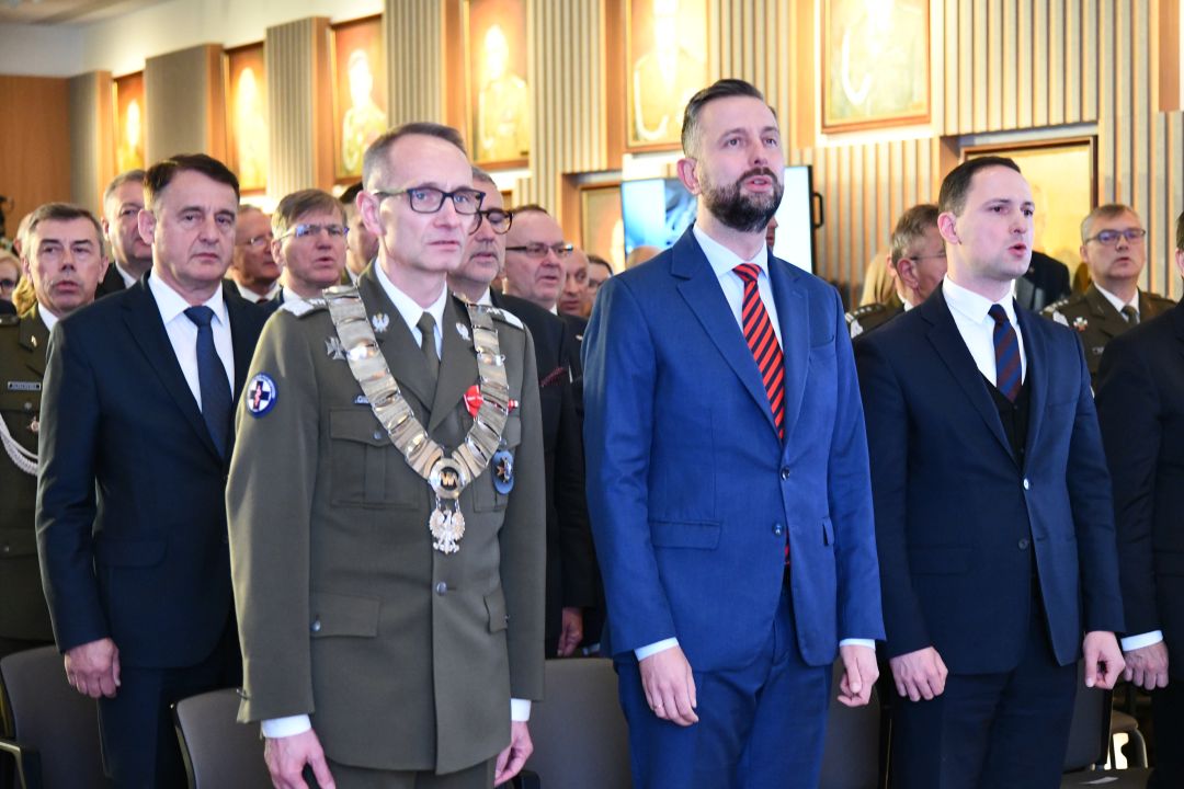 Stojący podczas odegrania hymnu Grzegorz Gielerak i Władysław Kosiniak-Kamysz na auli Wojskowego Instytutu Medycznego.