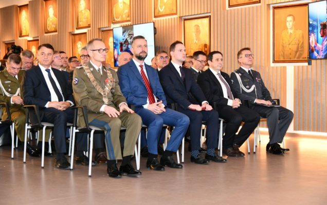 Grzegorz Gielerak i Władysław Kosiniak-Kamysz oraz goście i pracownicy siedzący na auli WIM podczas inauguracji.