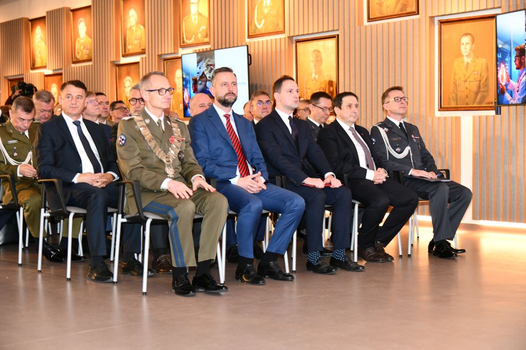Grzegorz Gielerak i Władysław Kosiniak-Kamysz oraz goście i pracownicy siedzący na auli WIM podczas inauguracji.