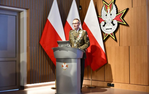 Dyrektor WIM Grzegorz Gielerak przy mównicy.