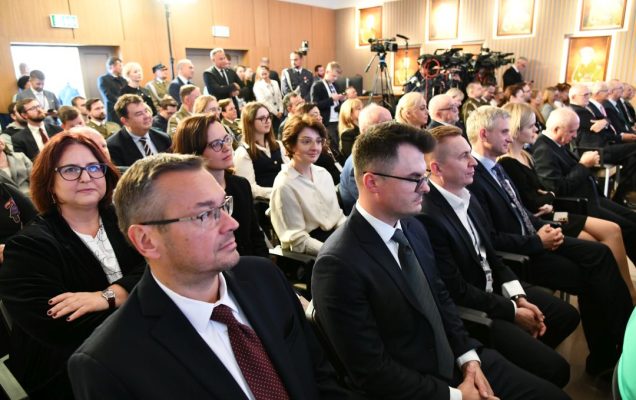 Pracownicy i goście siedzący na auli WIM podczas inauguracji.