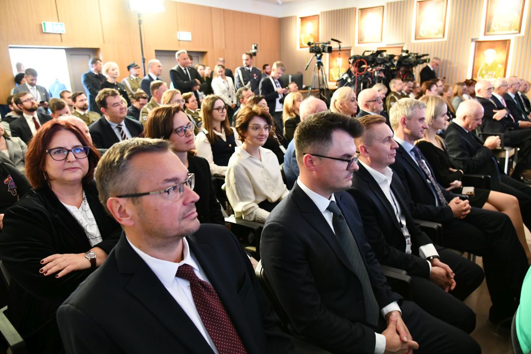 Pracownicy i goście siedzący na auli WIM podczas inauguracji.