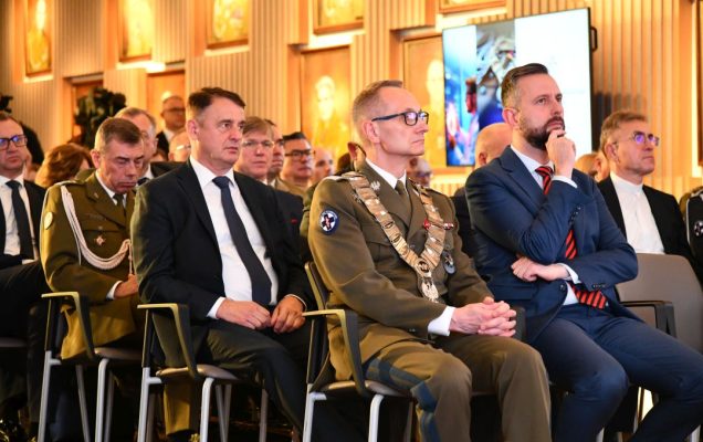 Grzegorz Gielerak i Władysław Kosiniak-Kamysz siedzący na auli WIM podczas inauguracji.
