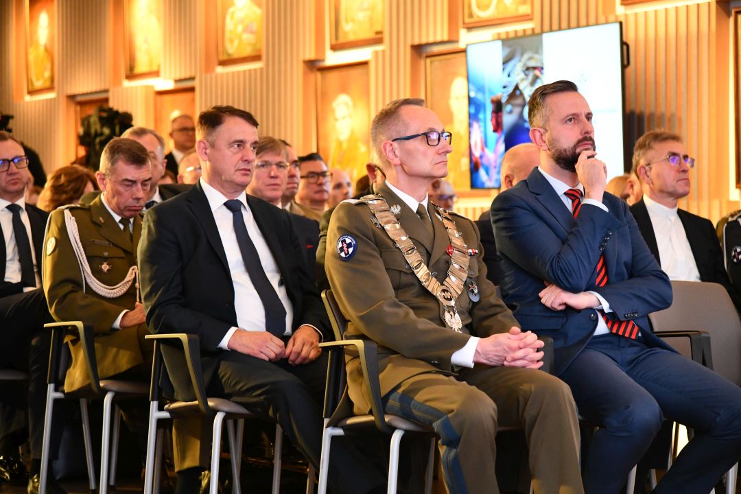 Grzegorz Gielerak i Władysław Kosiniak-Kamysz siedzący na auli WIM podczas inauguracji.