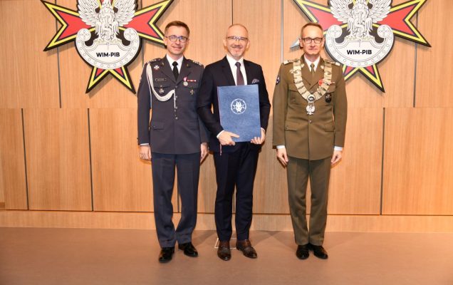 prof. Grzegorz Gielerak i prof. Paweł Krzesiński Piotr Dąbrowiecki pozują do wspólnego zdjęcia.