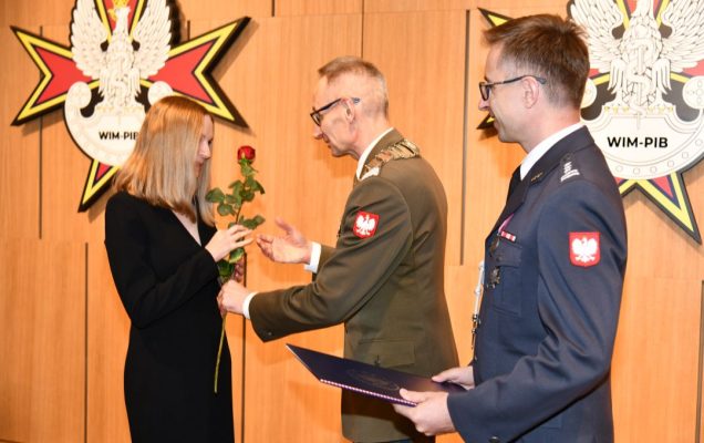 prof. Grzegorz Gielerak i prof. Paweł Krzesiński wręczają dyplom doktorski lekarz Marcie Mielniczuk.