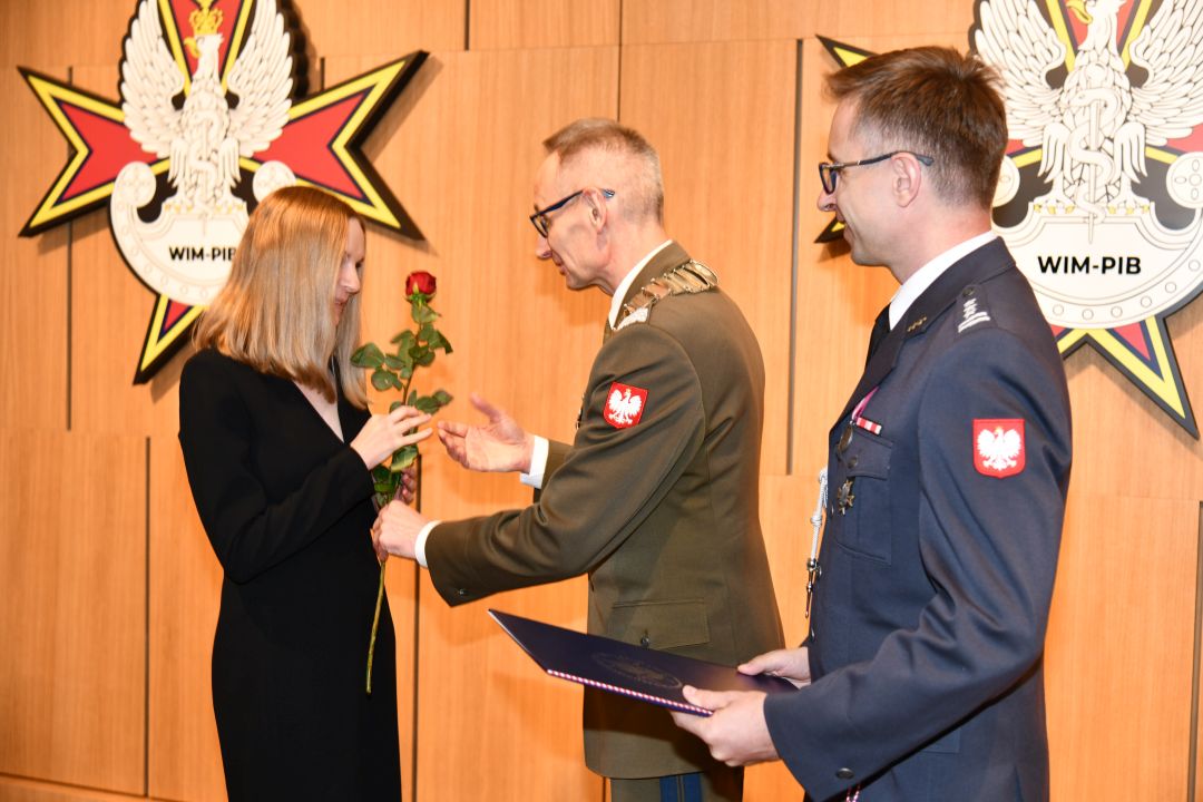 prof. Grzegorz Gielerak i prof. Paweł Krzesiński wręczają dyplom doktorski lekarz Marcie Mielniczuk.