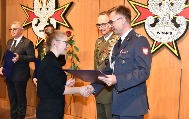prof. Grzegorz Gielerak i prof. Paweł Krzesiński wręczają dyplom doktorski magister Wanesie Wilczyńskiej.