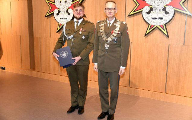 Dyrektor WIM pozuje z doktorem Pawłem Rozbickim.
