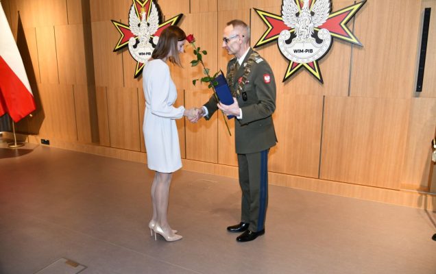 Dyrektor WIM wręcza dyplom i ściska rękę Aleksandrze Majewskiej.