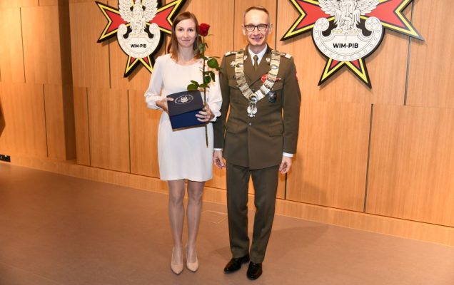 Dyrektor WIM pozuje z doktor inżynier Aleksandrą Majewską trzymającą nagrodę oraz czerwoną różę