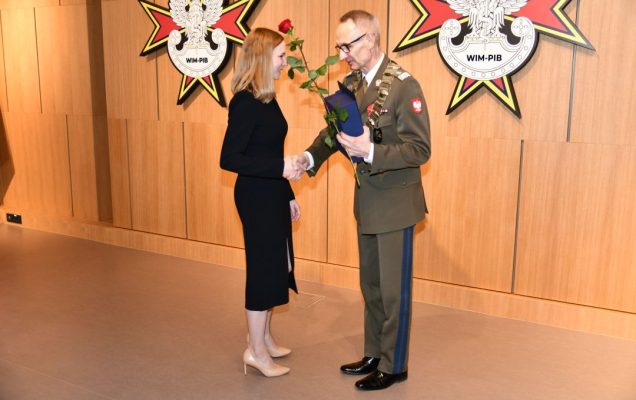 Dyrektor WIM wręcza nagrodę czerwoną różę doktor Marcie Mielniczuk.