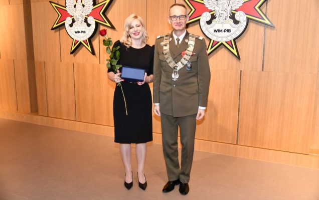 Dyrektor WIM pozuje z lekarz Justynie Sabeli trzymającą nagrodę oraz czerwoną różę