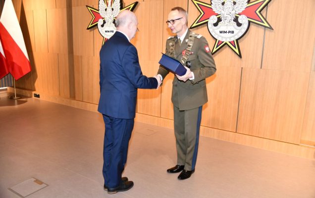 Prof. Bolesław Kalicki odbiera nagrodę z rąk Dyrektora WIM.