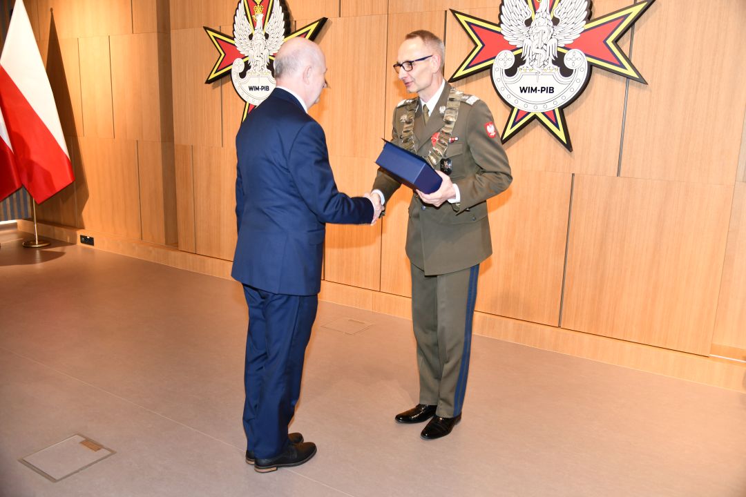 Prof. Bolesław Kalicki odbiera nagrodę z rąk Dyrektora WIM.