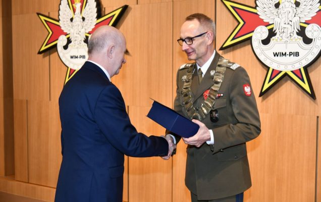 Prof. Bolesław Kalicki odbiera nagrodę z rąk Dyrektora WIM.