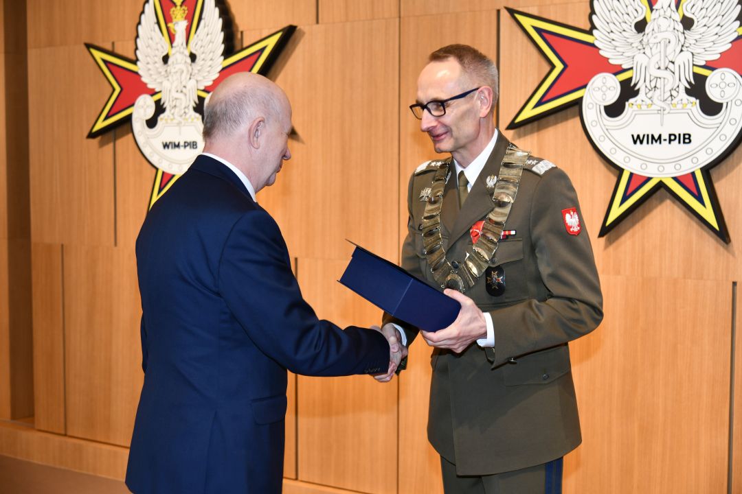 Prof. Bolesław Kalicki odbiera nagrodę z rąk Dyrektora WIM.