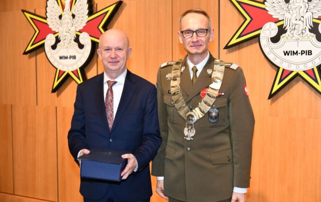 Prof. Bolesław Kalicki z dyplomem z dyrektorem WIM.