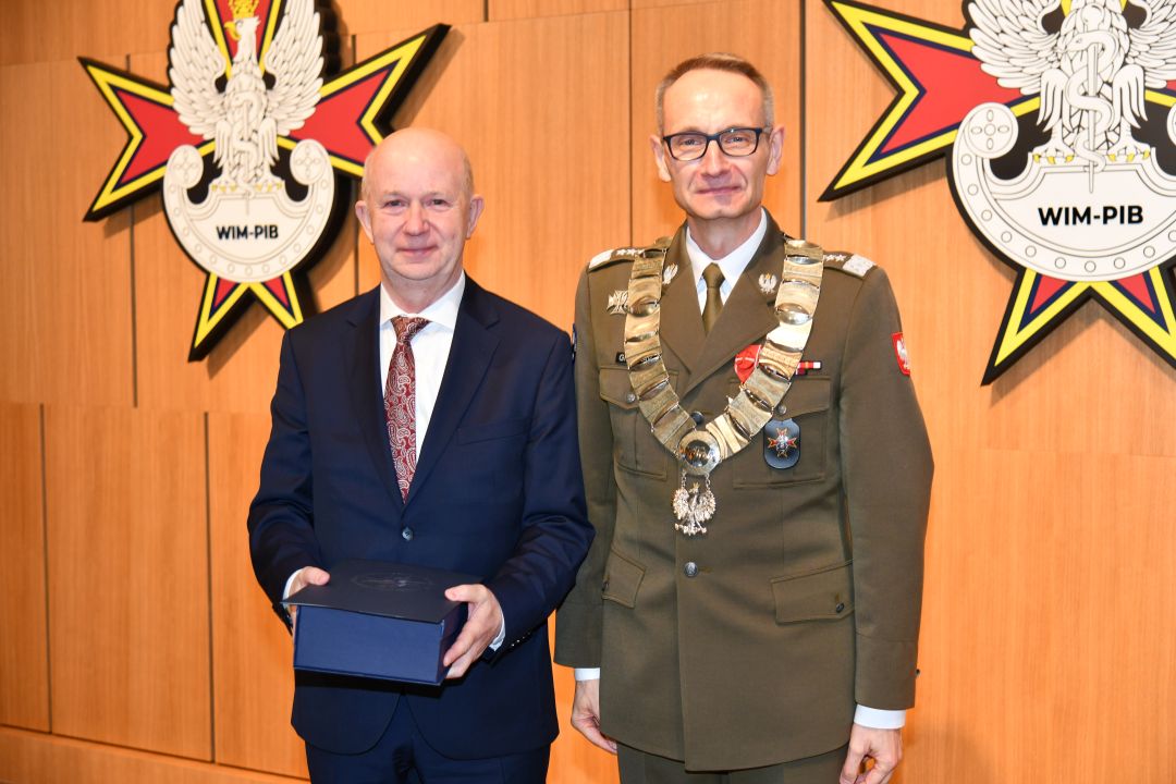 Prof. Bolesław Kalicki z dyplomem z dyrektorem WIM.