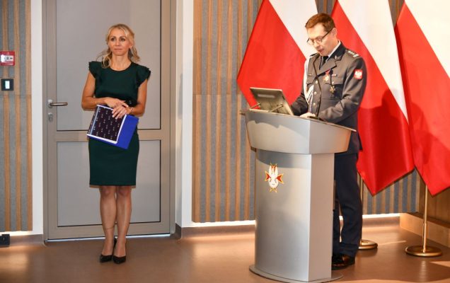 Małgorzata Złotkowska - Główny specjalista ds. komunikacji wewnętrznej WIM-PIB prowadzi uroczystość inauguracyjną.
